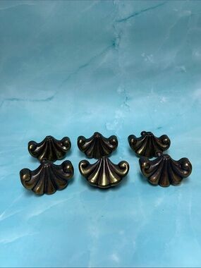 Decorative Shell-Style Cabinet Pulls in Antique Brass set of 6